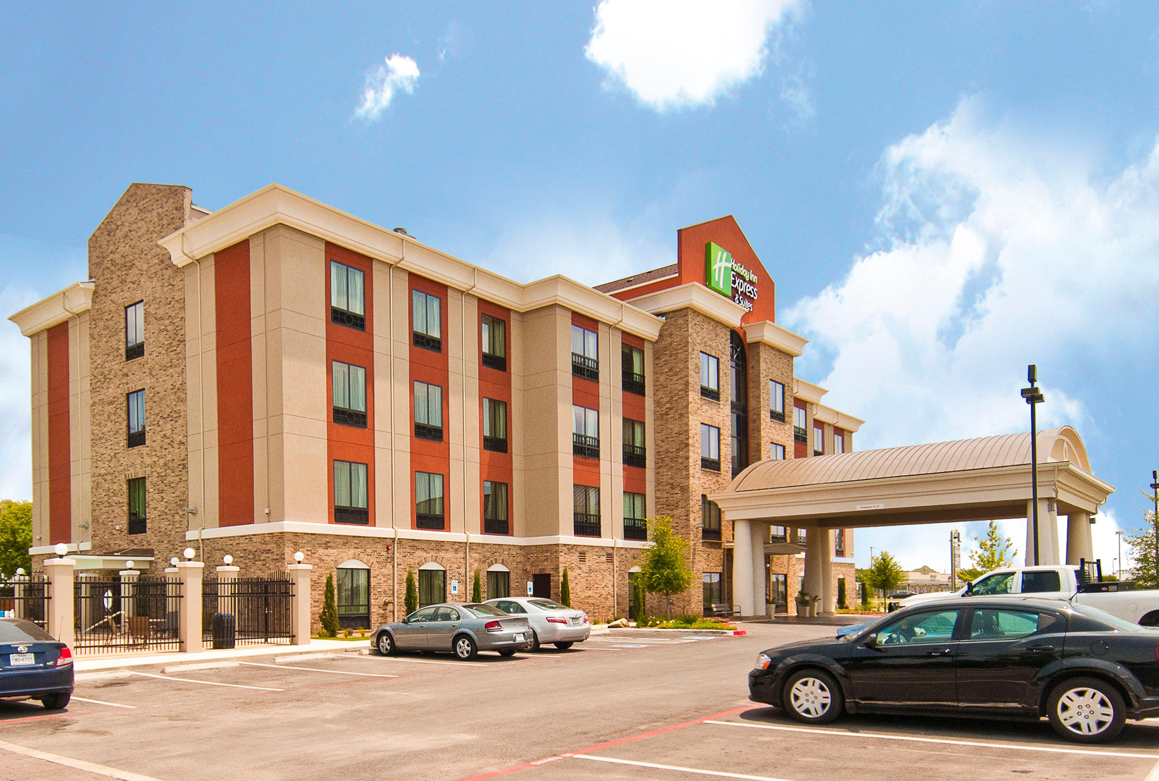 Holiday Inn Express & Suites San Antonio Frost Bank Center By Ihg Exterior photo