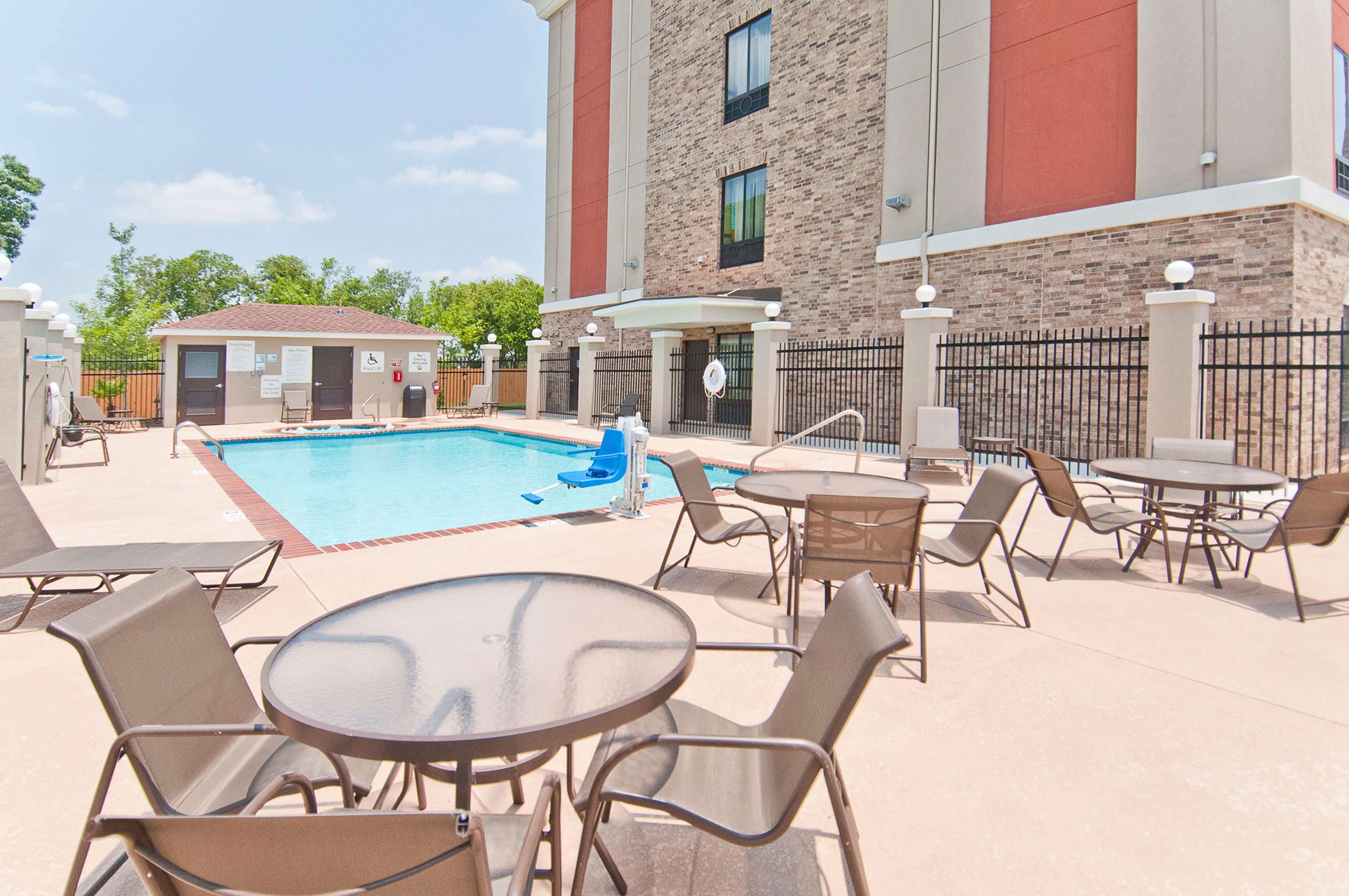 Holiday Inn Express & Suites San Antonio Frost Bank Center By Ihg Exterior photo