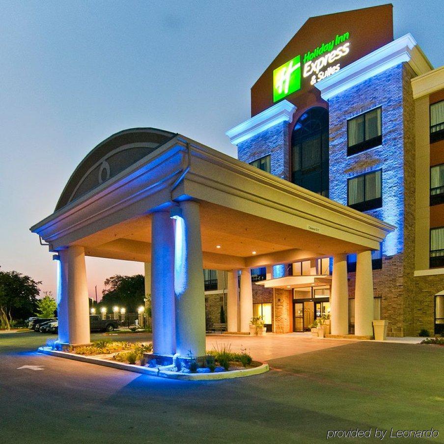 Holiday Inn Express & Suites San Antonio Frost Bank Center By Ihg Exterior photo