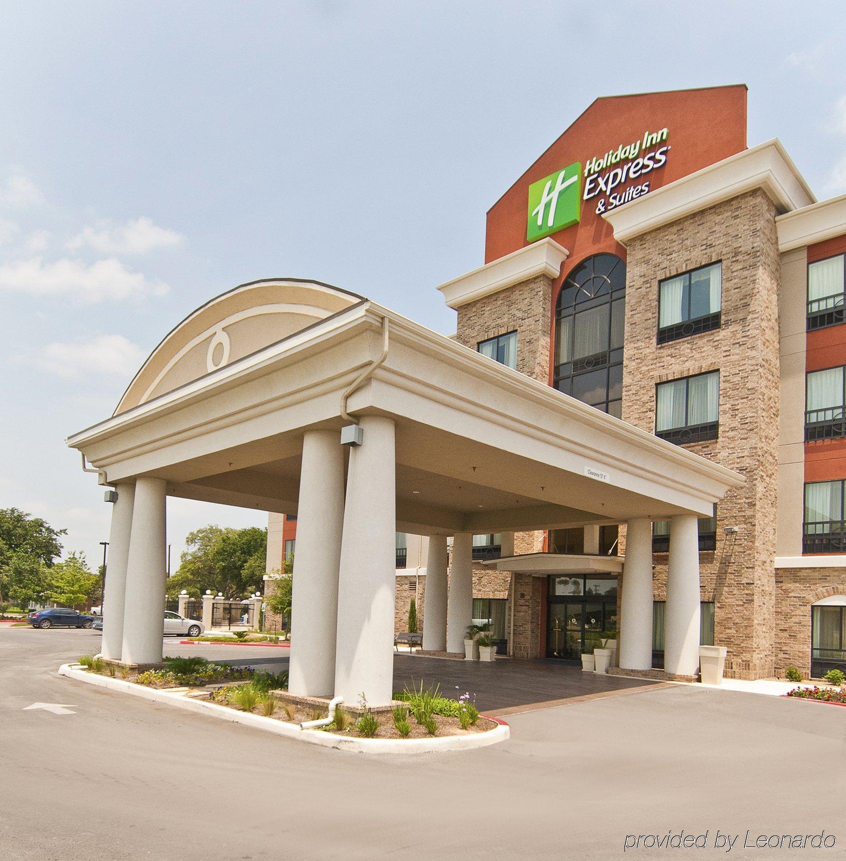Holiday Inn Express & Suites San Antonio Frost Bank Center By Ihg Exterior photo